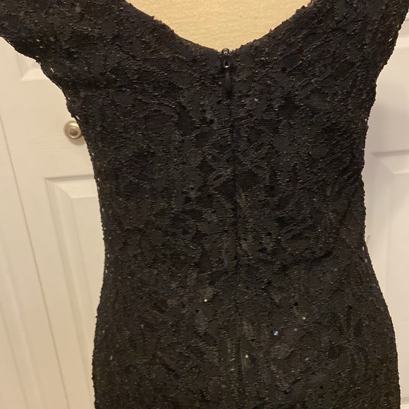Black lace gown with scattered sequins size 6 - Picture 8 of 9